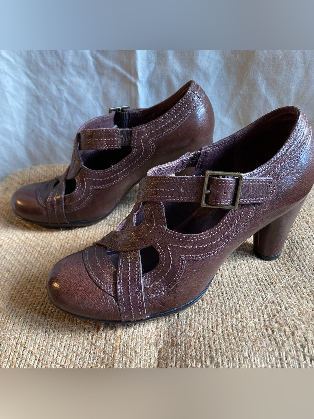 Vintage Brown Leather Mary Jane Heels - Picture 4 of 9